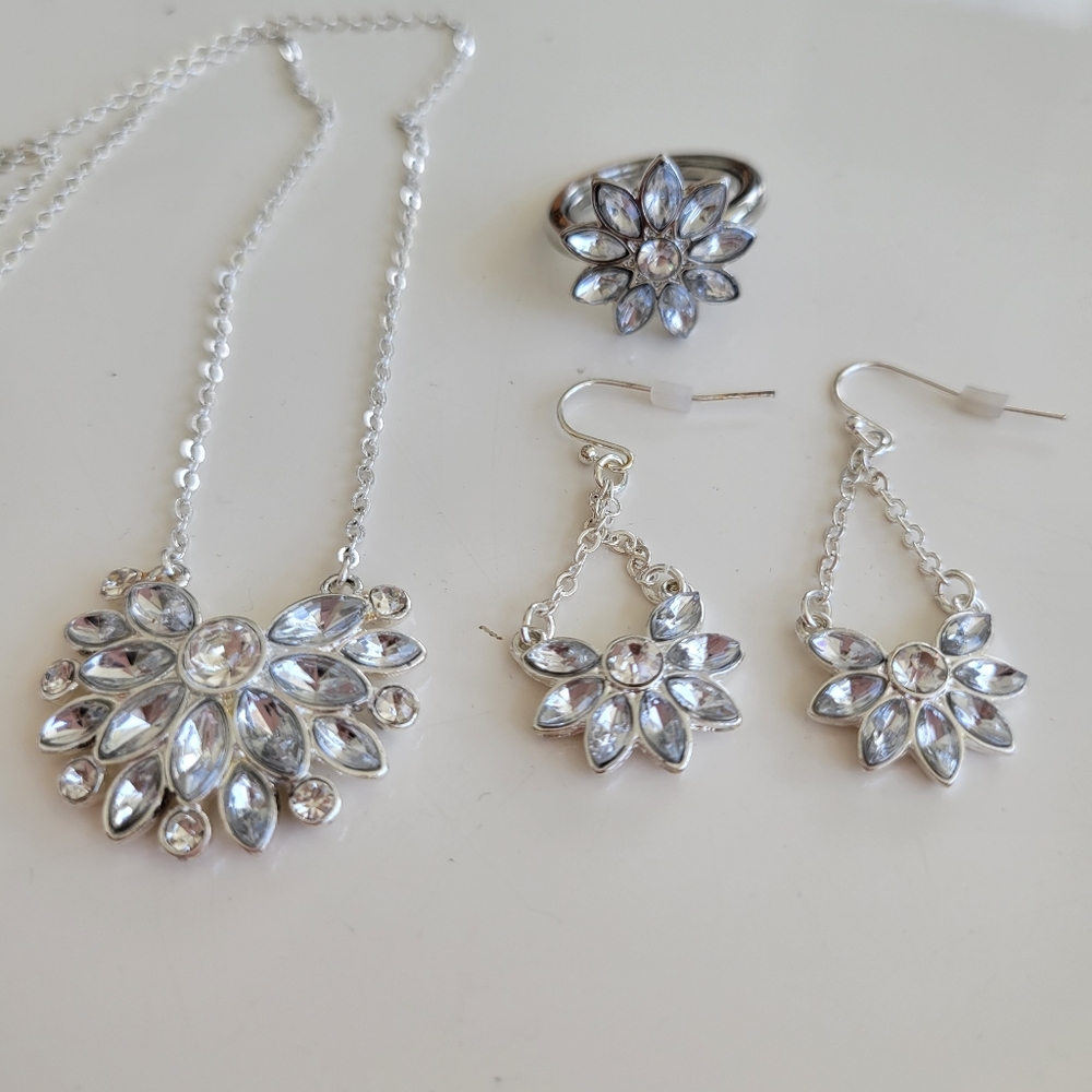 Avon | Flower Rhinestone Silvertone Gift Set